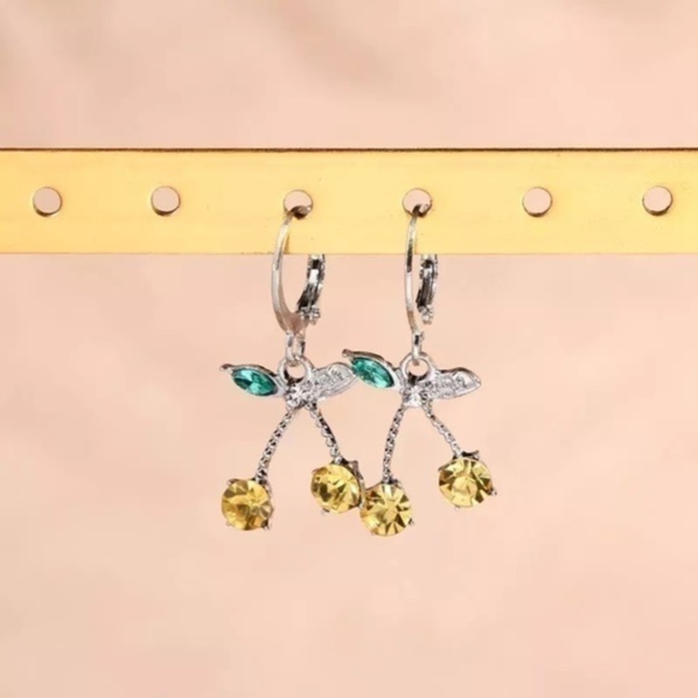 3/$30 🤍 Rhinestone Cherry Earrings - Picture 1 of 1
